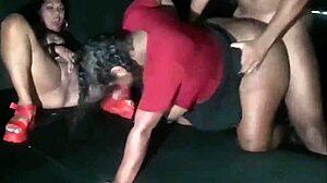 Chupando pau no meio de todo mundo na festa dos militares com grazy sapeca