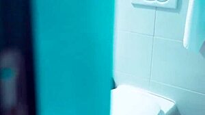 Împărțire riscantă a patului cu mamă vitregă se termină în creampie adânc