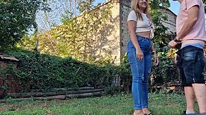 mi vecina me chupa la pija en mi terreno, es una milf con gran culo