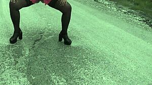 Marion se svléká na veřejnosti se skupinou v exhibicionistickém sexu.