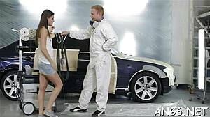 La bruna Zuzana gode in una sessione bagnata in incontro bollente