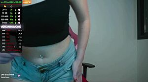 Garota 18+ curvilínea linda brinca com dildo no quarto