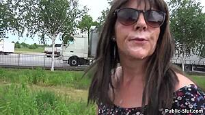 Marion se svléká na veřejnosti se skupinou v exhibicionistickém sexu.