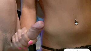 Två snygga brunetter turas om att knullas hårt för pengar i gruppverklighet