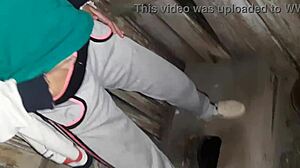 Omg, fångade min granne onanera på gatutoalett och gick med! 😳