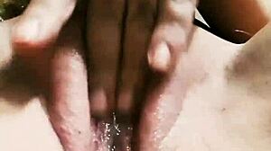 Watch mireladelicia strip and toy her pussy?