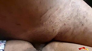 أخت غير شقيقة لطيفة تغري ببيجاما في مشهد ساخن