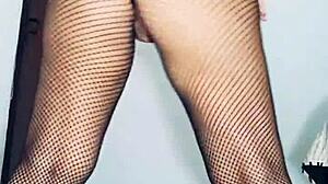 Watch mireladelicia strip and toy her pussy?