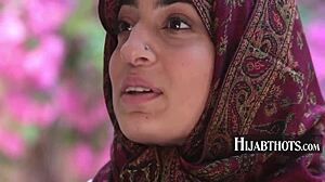 Muslimanka milf okuša sosedov cum! Kaj naslednjega na Hijabthots?