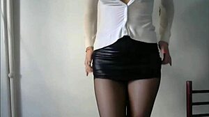 Redhead Performs Solo Cam Show With Vibrator