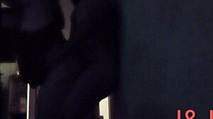 Hoče jebat v skriti temi