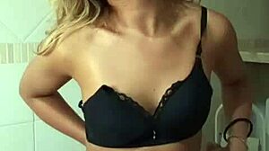 Szok w łazience! Ojczym przyłapuje pasierbicę na paleniu i masturbacji