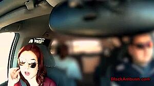 Ryšavá 18+ s veľkými prsiami stretne čierny kokot v aute