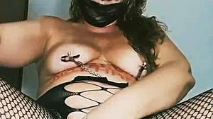 Watch mireladelicia strip and toy her pussy?