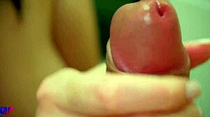 senzualno rusko pihanje z bližnjim posnetkom oralnega creampieja