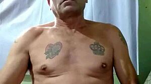 C�lio borba sensually sucks big cock for you