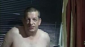 Masturboin ikkunalla, tunnen niin ujon ja alastoman, se on kotitekoinen ja biseksuaali