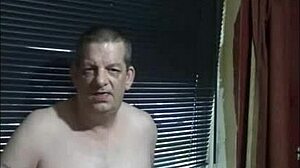 Masturboin ikkunalla, tunnen niin ujon ja alastoman, se on kotitekoinen ja biseksuaali