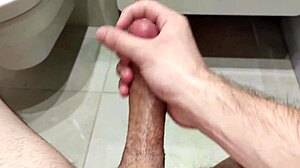 Masturbace a obrovský výstřik v koupelně