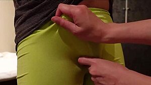 パンツの上からちんちんをもてあそばれ、叩かれながら射精してしまいました！