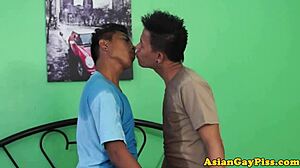 Эй, хочешь посмотреть, как эти азиатские твинки сходят с ума от писсинга и секса без презерватива?