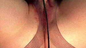 我在丝袜中自慰时喷水好湿！