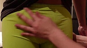 パンツの上からちんちんをもてあそばれ、叩かれながら射精してしまいました！