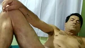 C�lio borba sensually sucks big cock for you