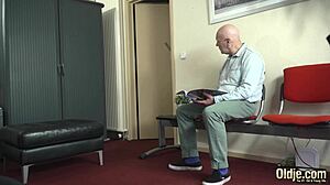 Млада 18+ медицинска сестра задоволява дядо с умели ръце