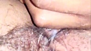 哦，天哪，我刚在她湿湿的毛毛内裤里射了... 哎呀！