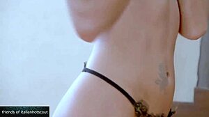 Zelo lepa mama dobi analno jebanje na dvojni postelji