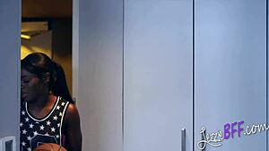 Miro a ebony Kay Love y Ana Foxxx besándose con tetas grandes y juguetes