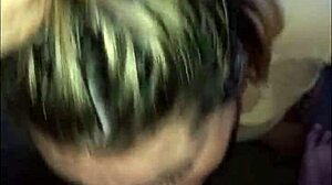 Eu engulo cada gota do pau dele babado