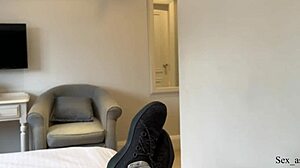 Pastorica i sin neugodno dele hotelski krevet