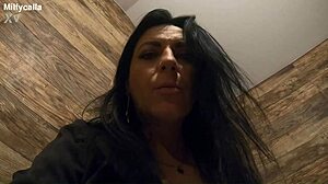 milfycalla, wow, čůrá a hraje v horkých punčochách, damn!