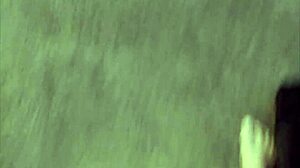 Latina amateur da mamada en baño durante chat web real