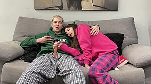 Сводный брат дрочит рядом со сводной сестрой, пока она не помогает ему