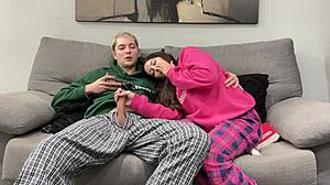 أخ زوجي يضرب ذاته بجانب أخت زوجية حتى تساعده