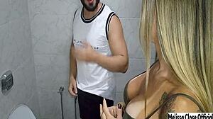 dei pra um gostoso no banheiro