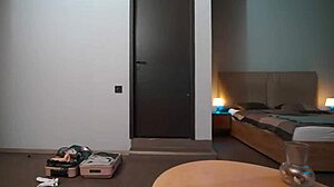 Mačeha deli hotelsko sobo za tabu seks poln sperme s sinom