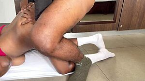 Kova nussiminen intialais-teinille kovalla voihkimisellä ja cumshotilla