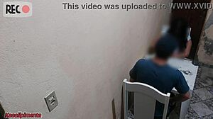 Mladý pár 18+ zastaví v baru během deště na rychlý sex