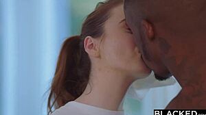 Dürtüsel esmer kadın vahşi aksiyonda büyük siyah sikler için eğiliyor