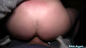 Невинно рижо момиче чукано публично на кола.