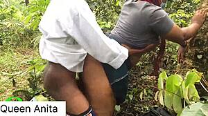 Голяма черна кура ме чука здраво в гората