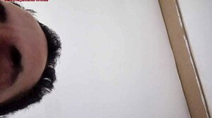 A forró mostohalány szűk puncija jól zárva van a nagybácsi előtt