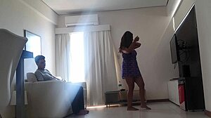 perrea y me roza el pijo en esta escena latina homemade
