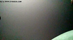 Genç gay twink beyaz yarağı sert sikiş seansında biniyor