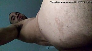 Genç gay twink beyaz yarağı sert sikiş seansında biniyor