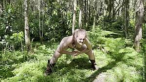 Gozdni goblin požira dlakavo evropsko pičko v naravi